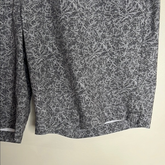 Greg Norman Men's Gray Patterned Shorts 36 - Picture 3 of 8